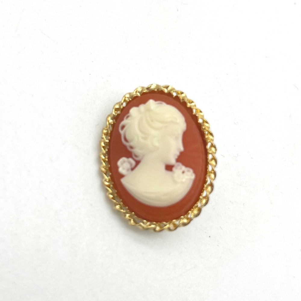 Vintage Gold Tone Oval‎ Cameo Brooch Pin Woman Profile Red Accent